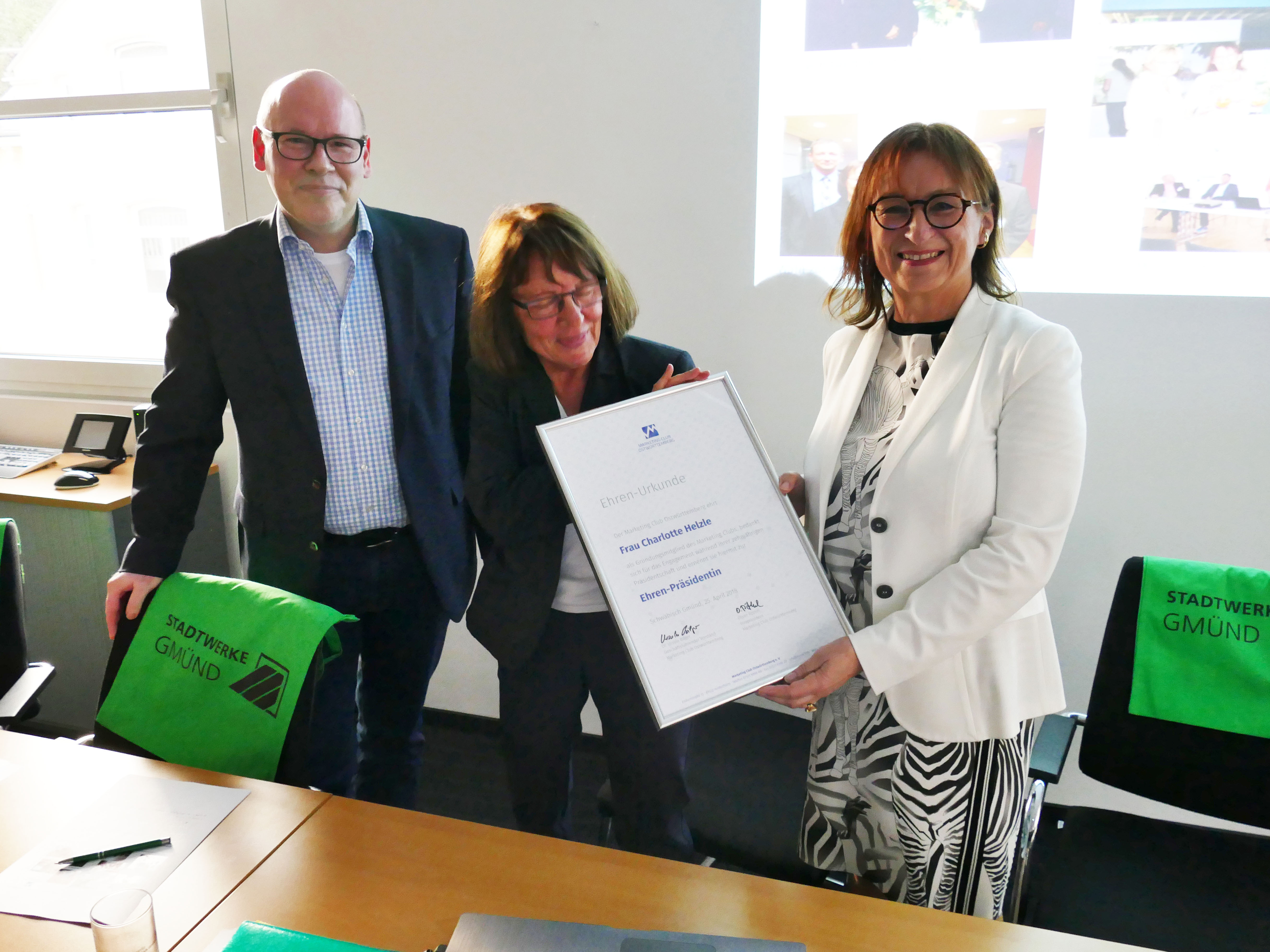 Mitgliederversammlung Überreichung Ehrenpräsidentenurkunde