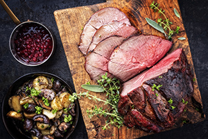 Wildbraten auf Holzbrett