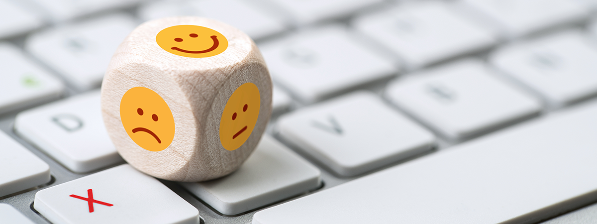 Kundenbefragung - Smiley Wuerfel auf Tastatur lang