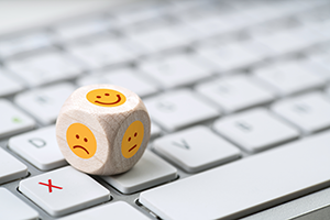 Kundenbefragung - Smiley Wuerfel auf Tastatur klein