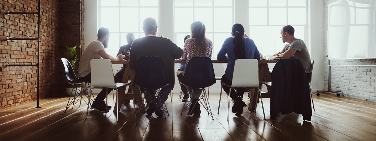 Diskussionsrunde am Tisch