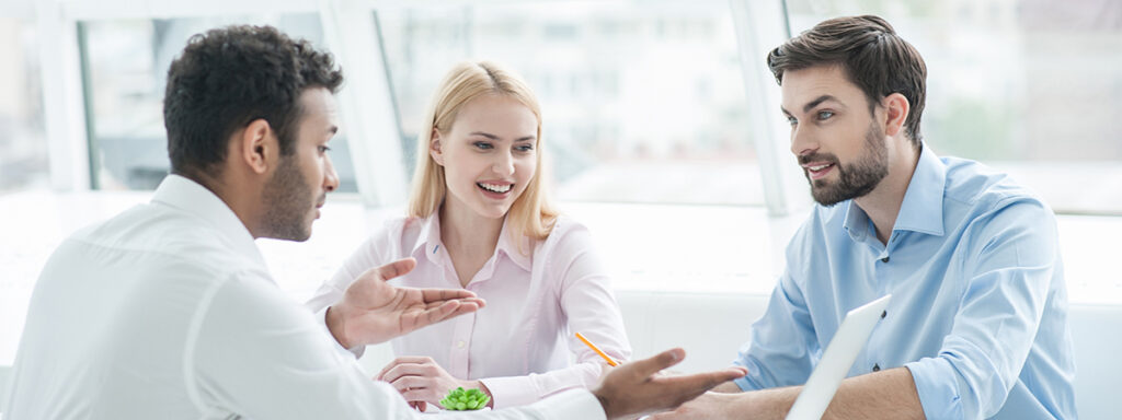 Bittet zu Tischen: Businesspeople im Gespräch