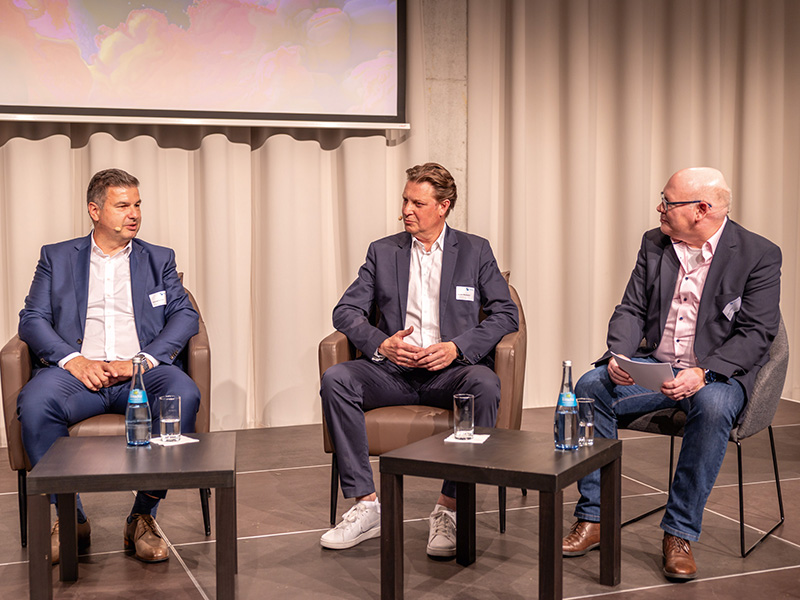 e-er Gruppe der Podiumsmitglieder