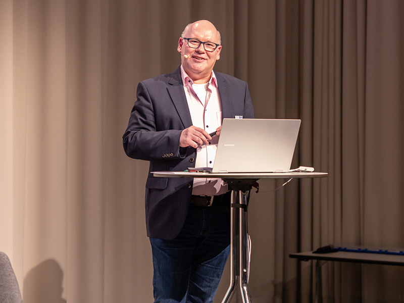 Oliver Röthel am Sprecherpult
