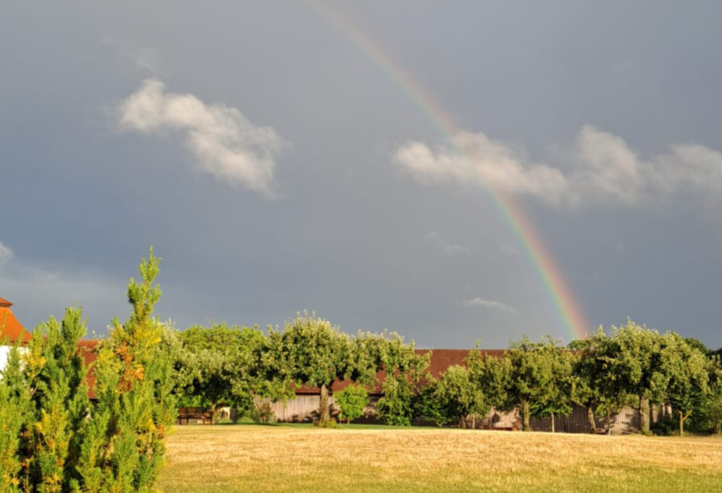 Regenbogen über Landschaft