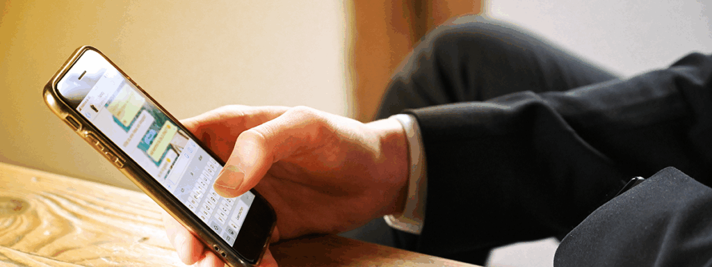 Unterarm und Hand eines Mannes, der Textnachricht in WhatsApp erstellt