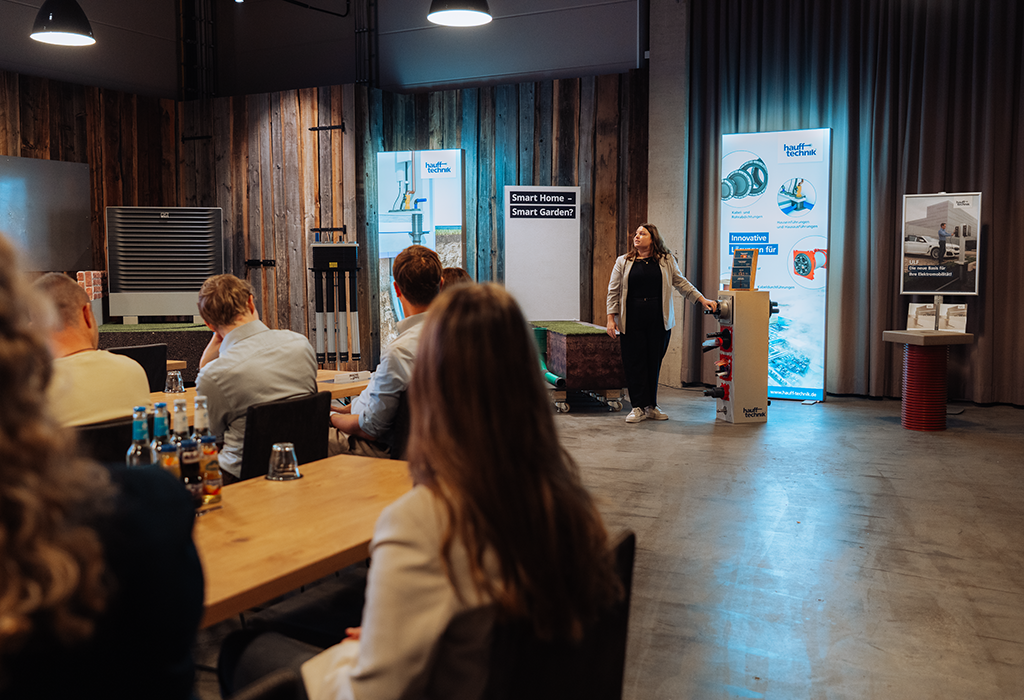 Ann-Kathrina Beuter zeigt Hauff-Produkte