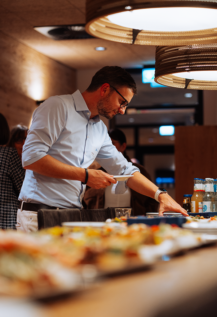 Teilnehmer am Buffet