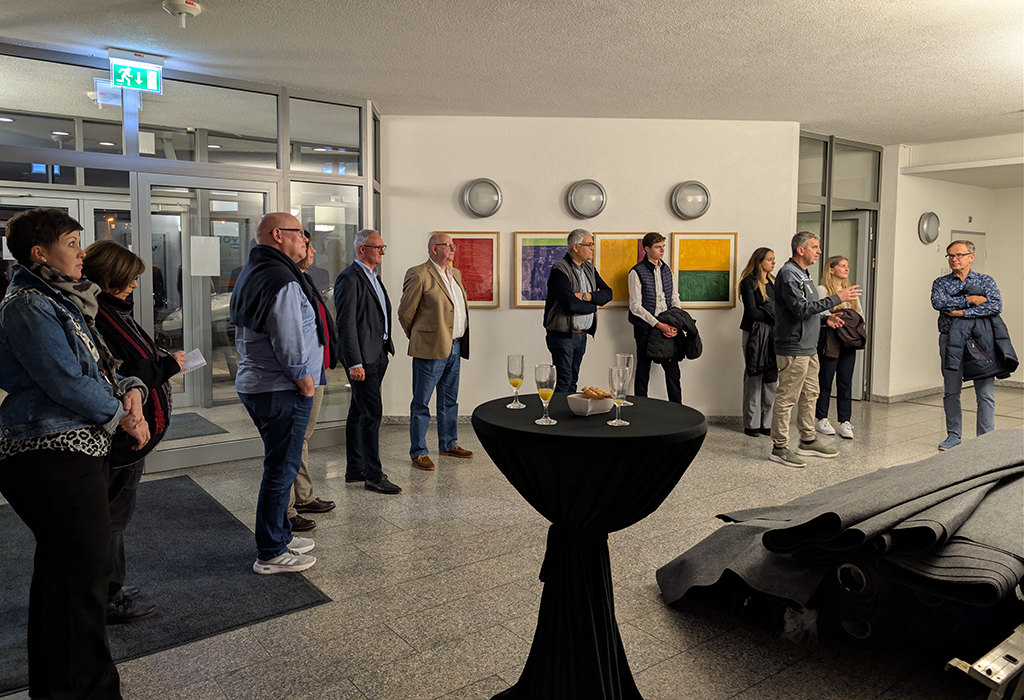 Gruppe von Zuhörern im Eingangsbereich des Fechtzentrum