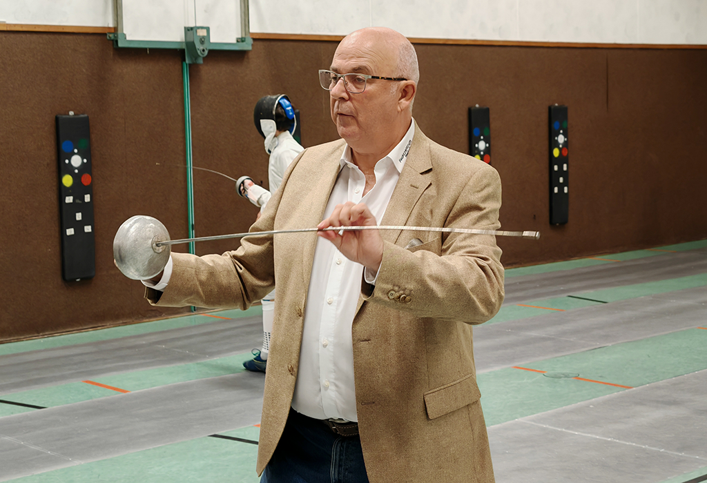 Hans-Jürgen Hauch präsentiert einen Degen