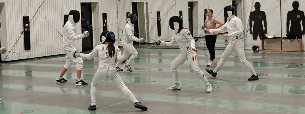 Fechtschüler duellieren sich in der Übungshalle