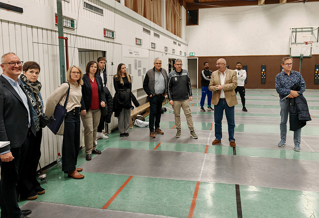 Gruppe von Zuhörern im Fechtzentrum