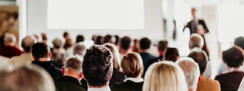 Zuhörer Rückseite hören Speaker im Vordergrund zu