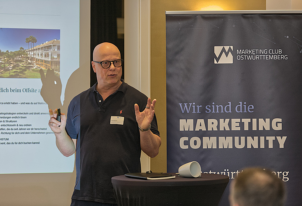 Tobias Bartel spricht vor Publikum