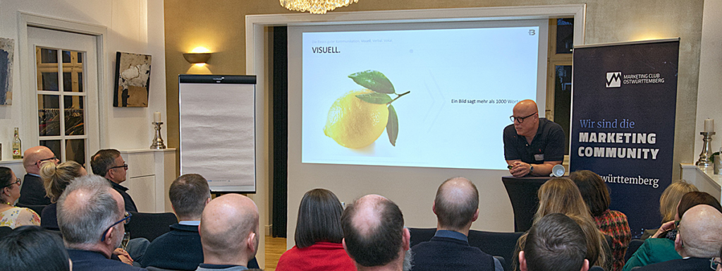 Tobias Bartel spricht vor Publikum