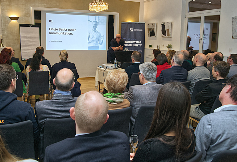 Tobias Bartel spricht vor Publikum am Rednerpult