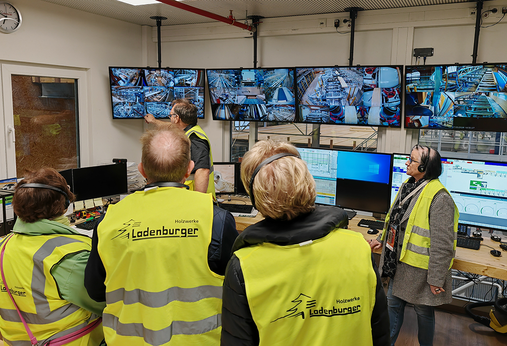 Teilnehmer bei der Besichtigung der Ladenburger Holzwerke bekommen die Bildschirmüberwachung gezeigt