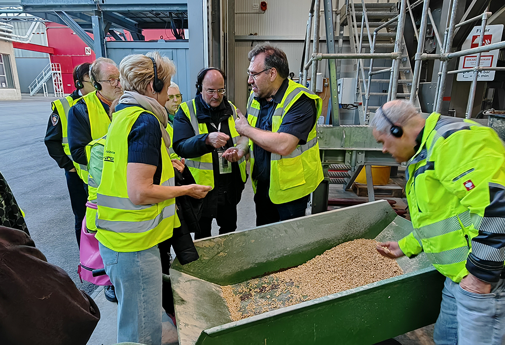 Teilnehmer bei der Besichtigung der Ladenburger Holzwerke bekommen Pallets gezeigt