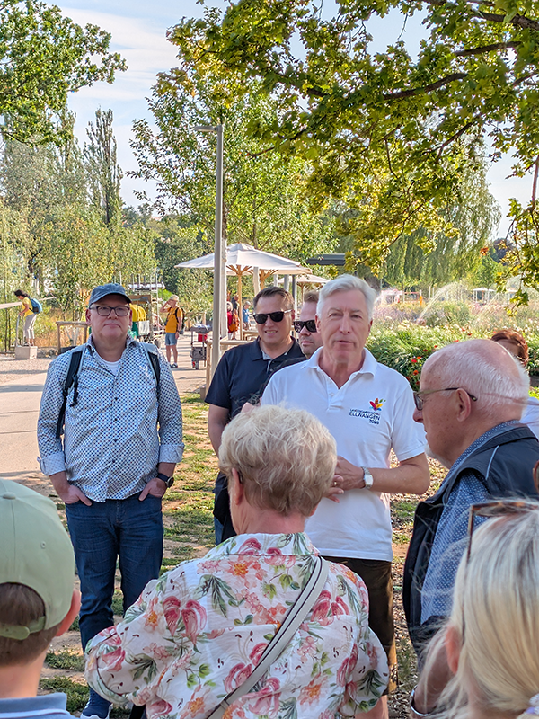 Wolfgang Strycharz mit einer Gruppe von MCOW Mitgliedern